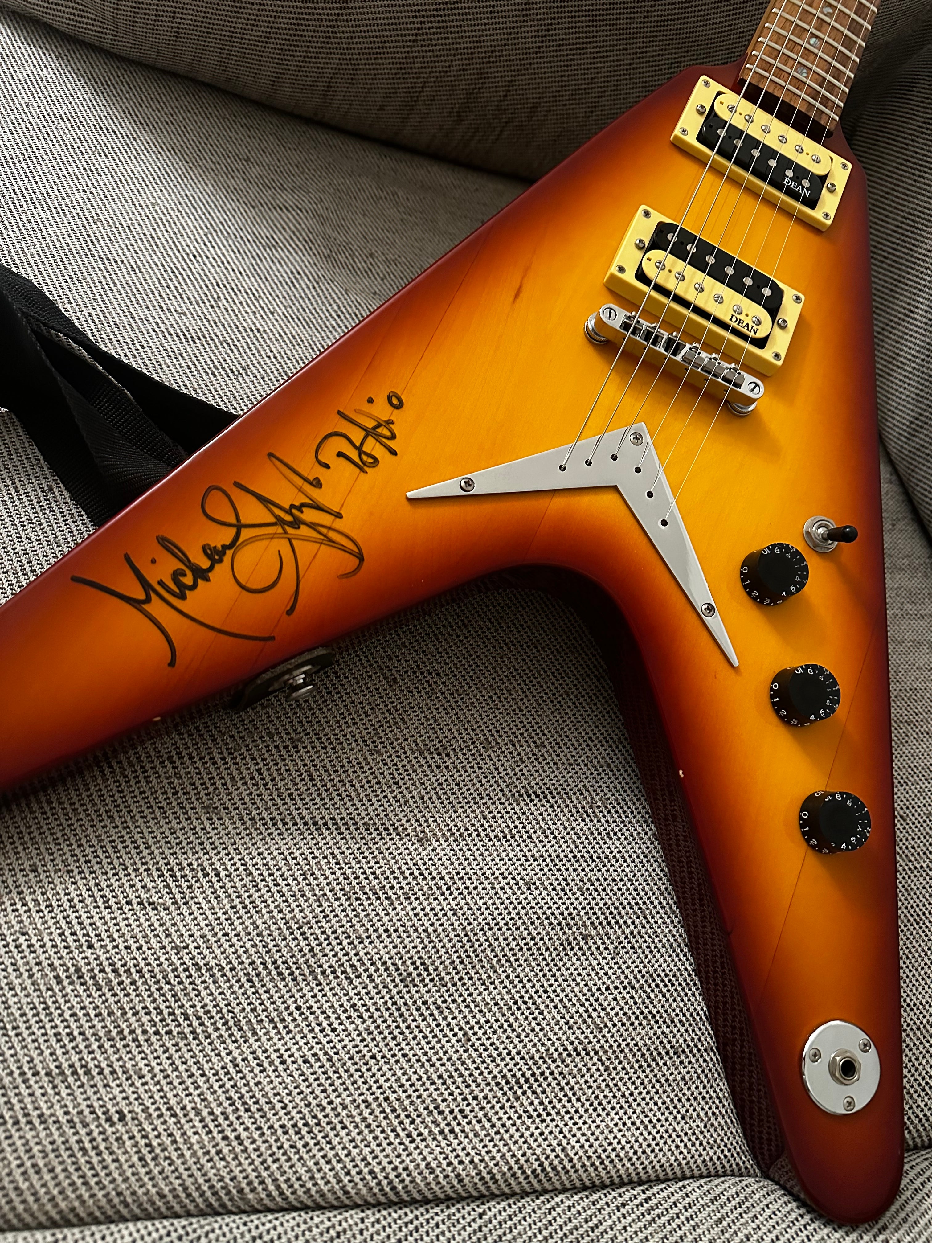 Dean V 35 35th Cherry Vシェイプ ケース付きエレキギター Dean V 35