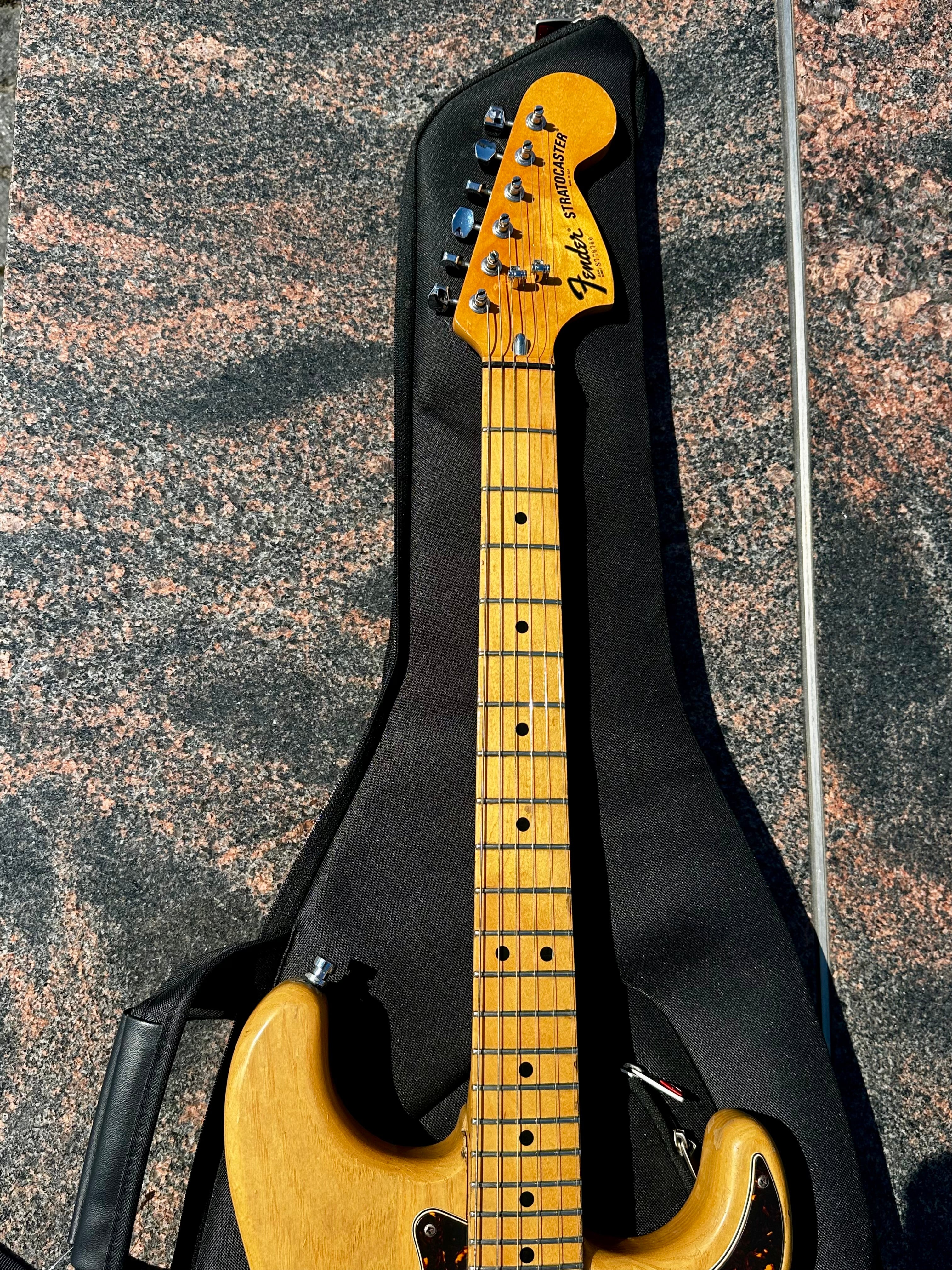 Fender Stratocaster 1977 electric guitar