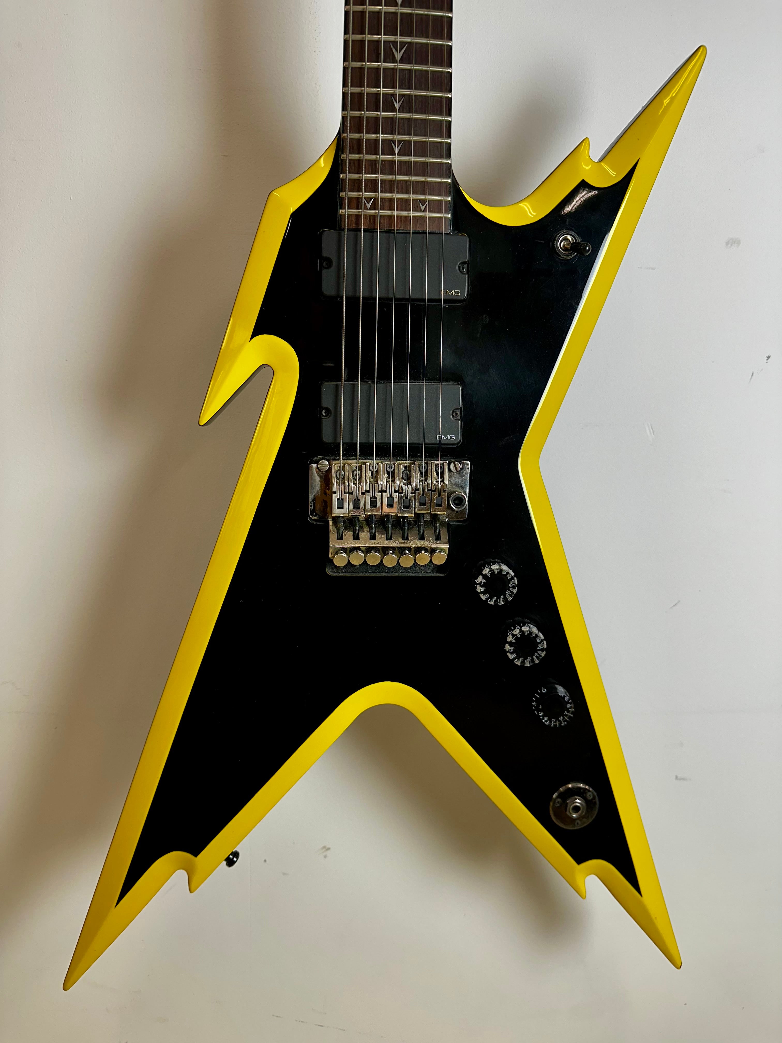 Dean Razorback 7 string - Black w/Yellow Bevels