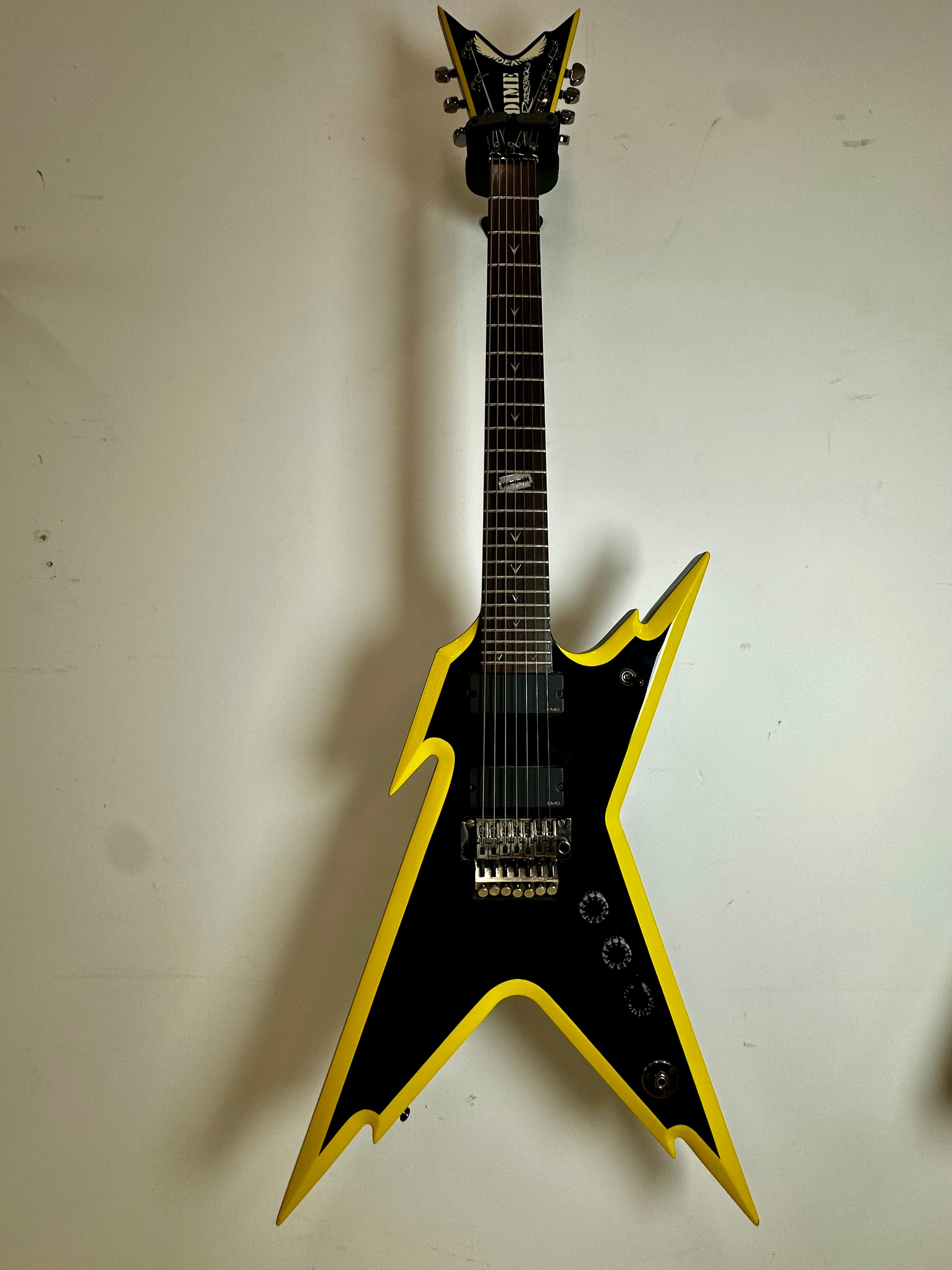 Dean Razorback 7 string - Black w/Yellow Bevels
