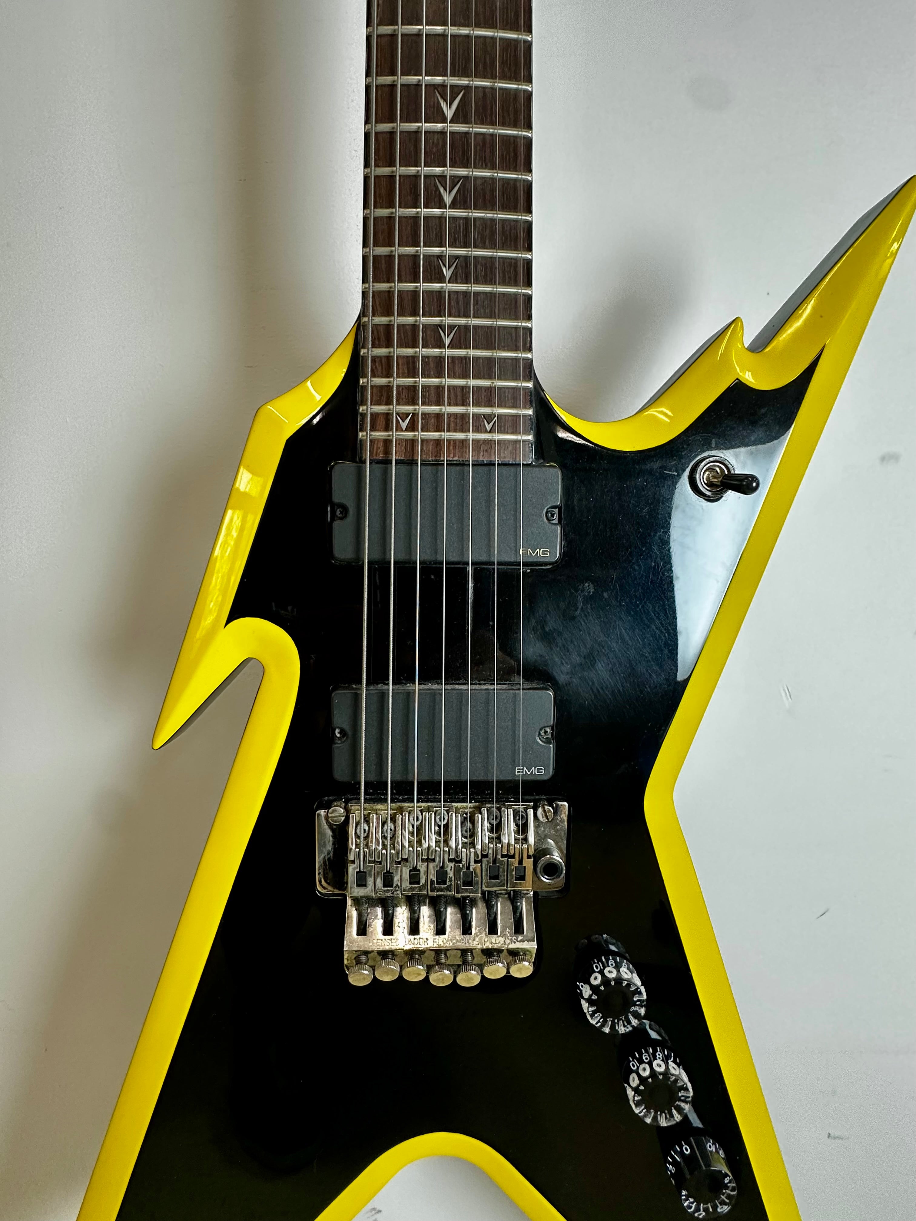 Dean Razorback 7 string - Black w/Yellow Bevels
