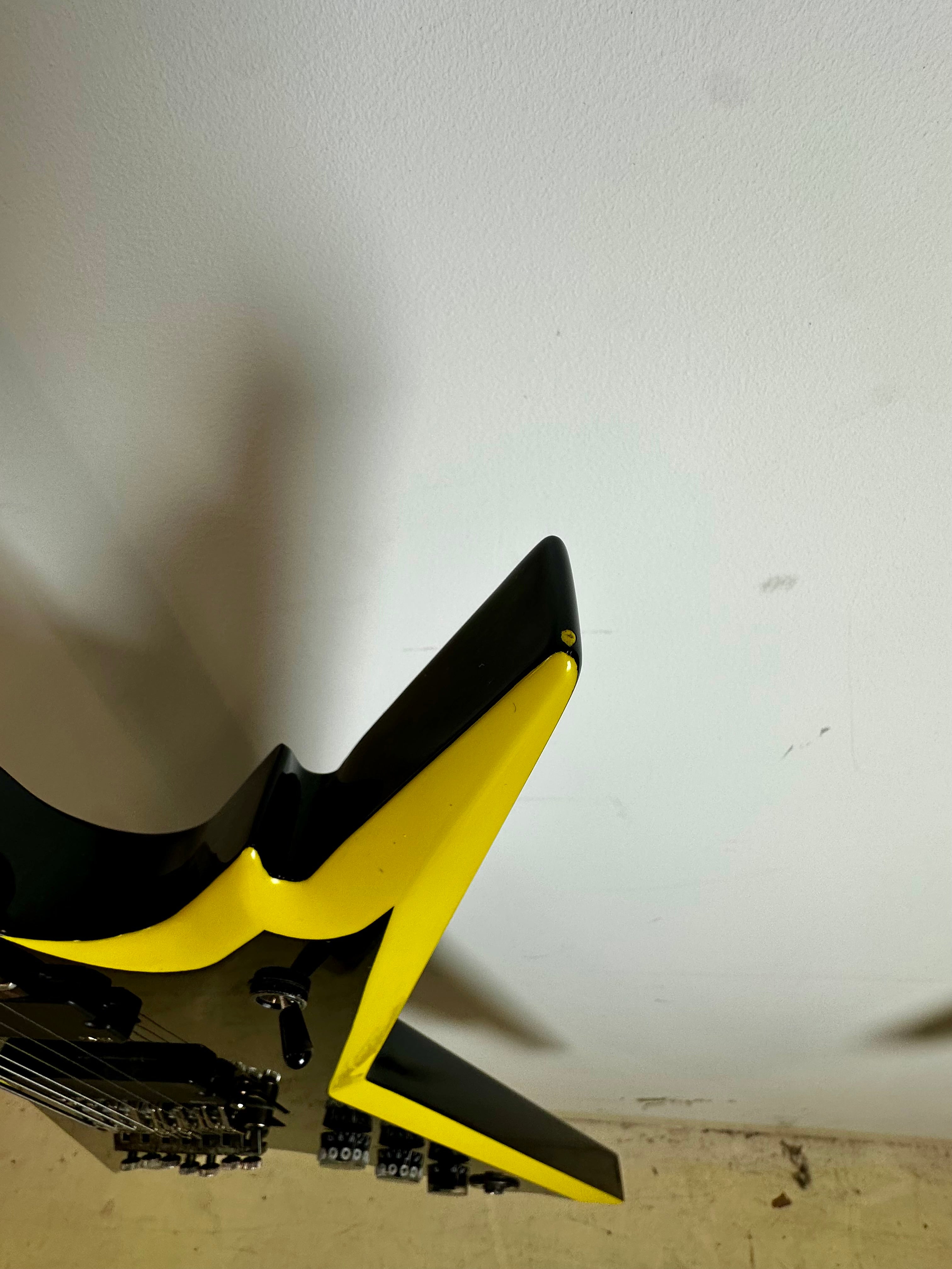 Dean Razorback 7 string - Black w/Yellow Bevels