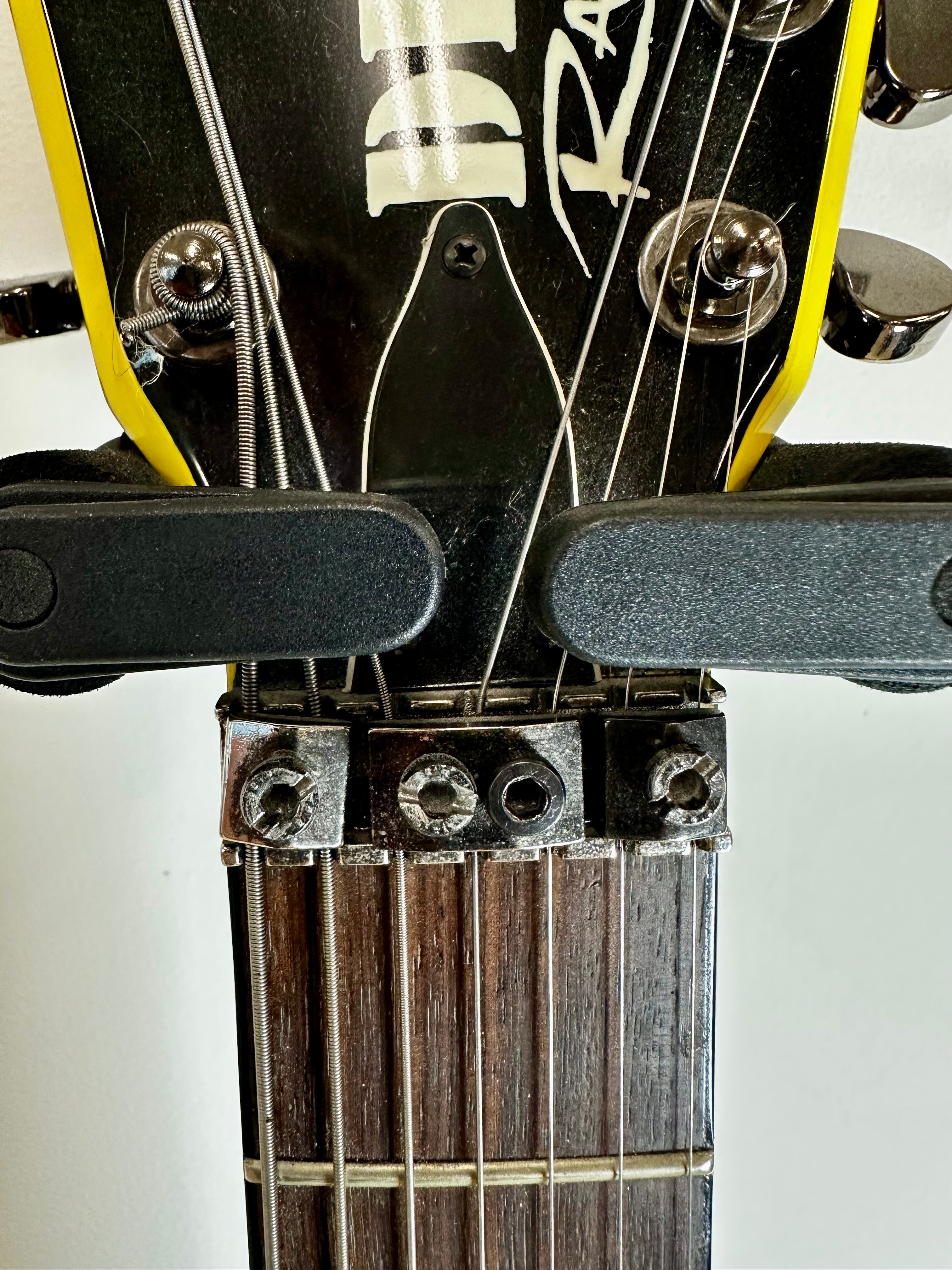 Dean Razorback 7 string - Black w/Yellow Bevels