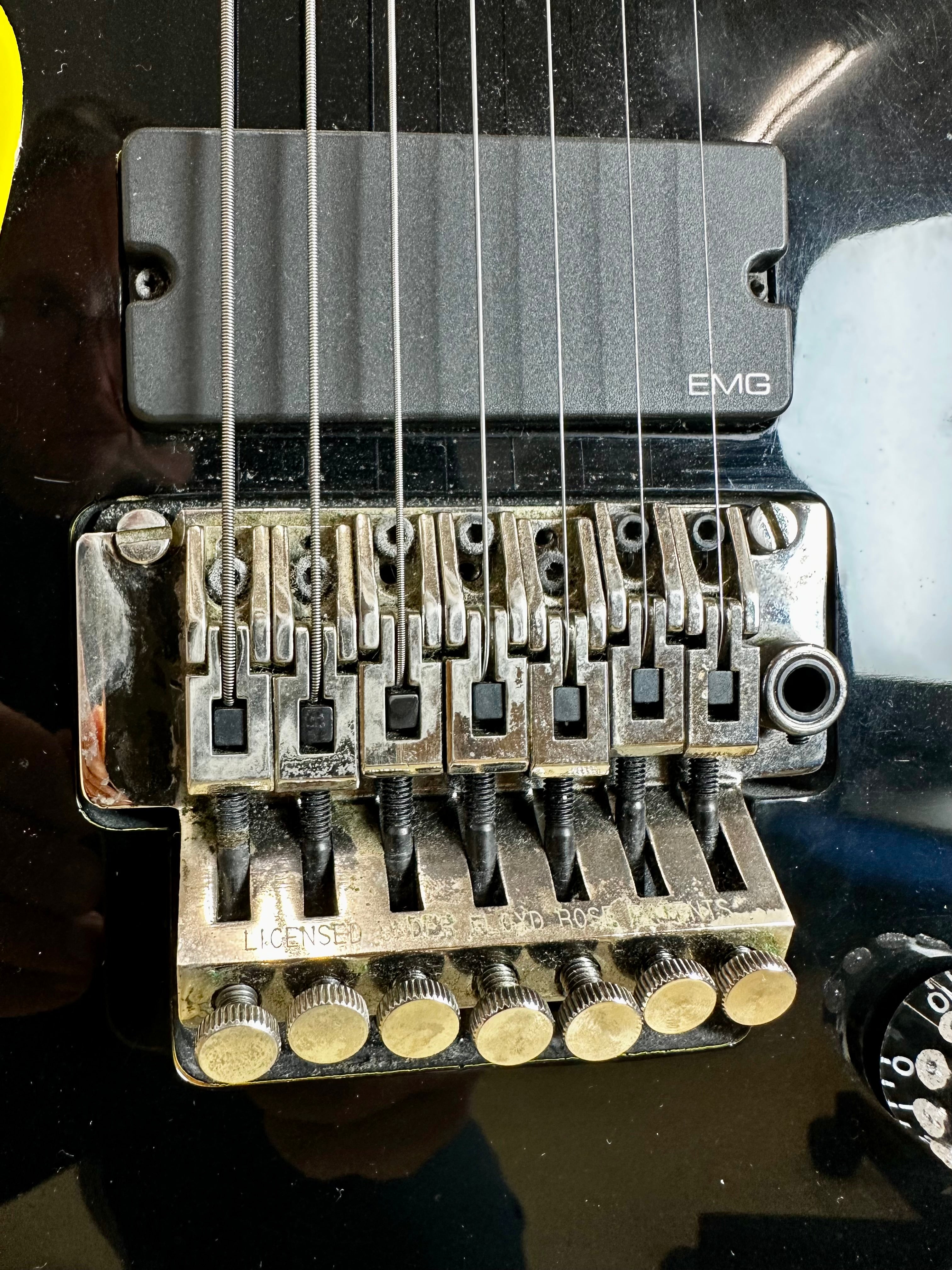 Dean Razorback 7 string - Black w/Yellow Bevels