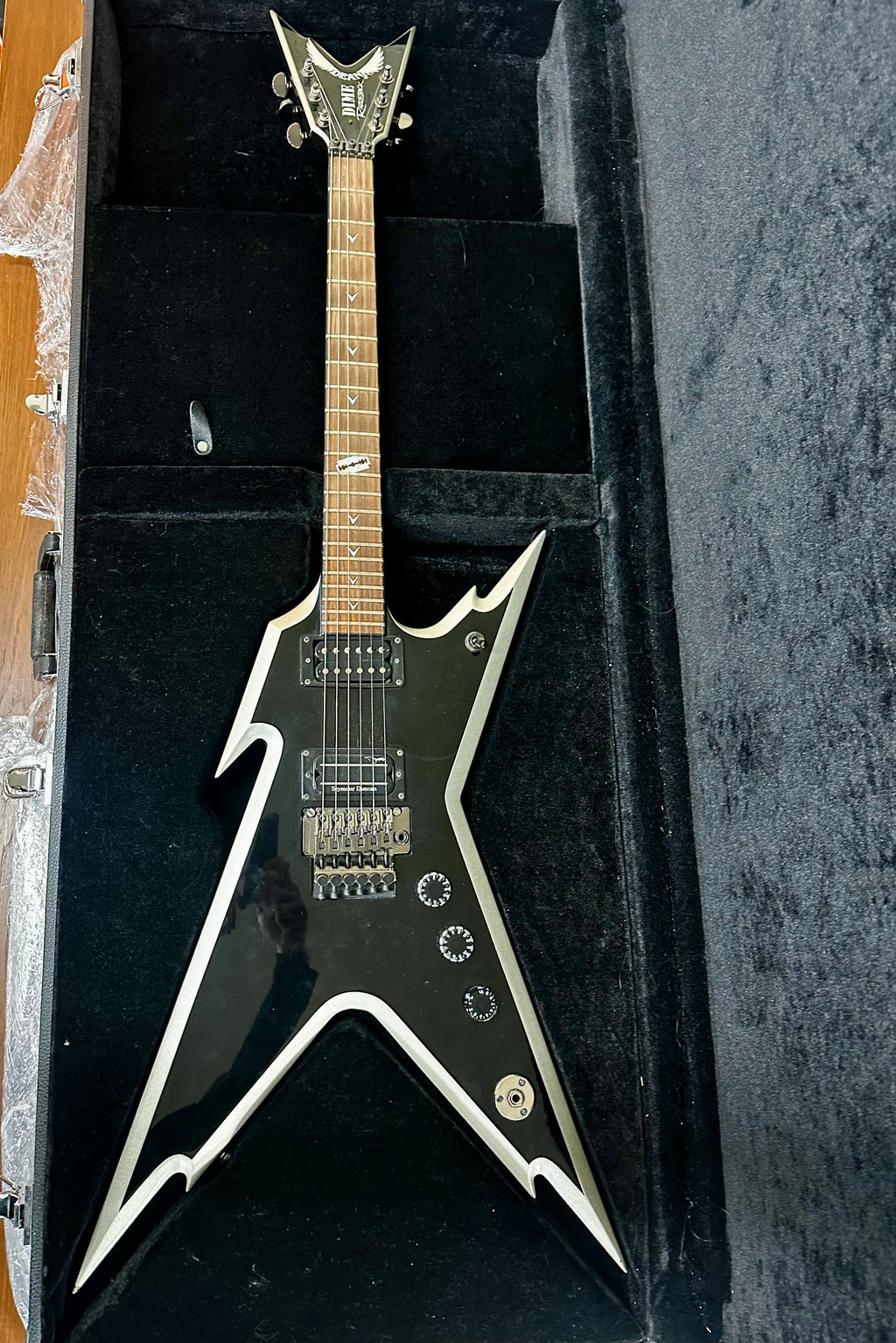 Standaard Dean Razorback DEAN Razorback Two Tone 255 guitar reowned