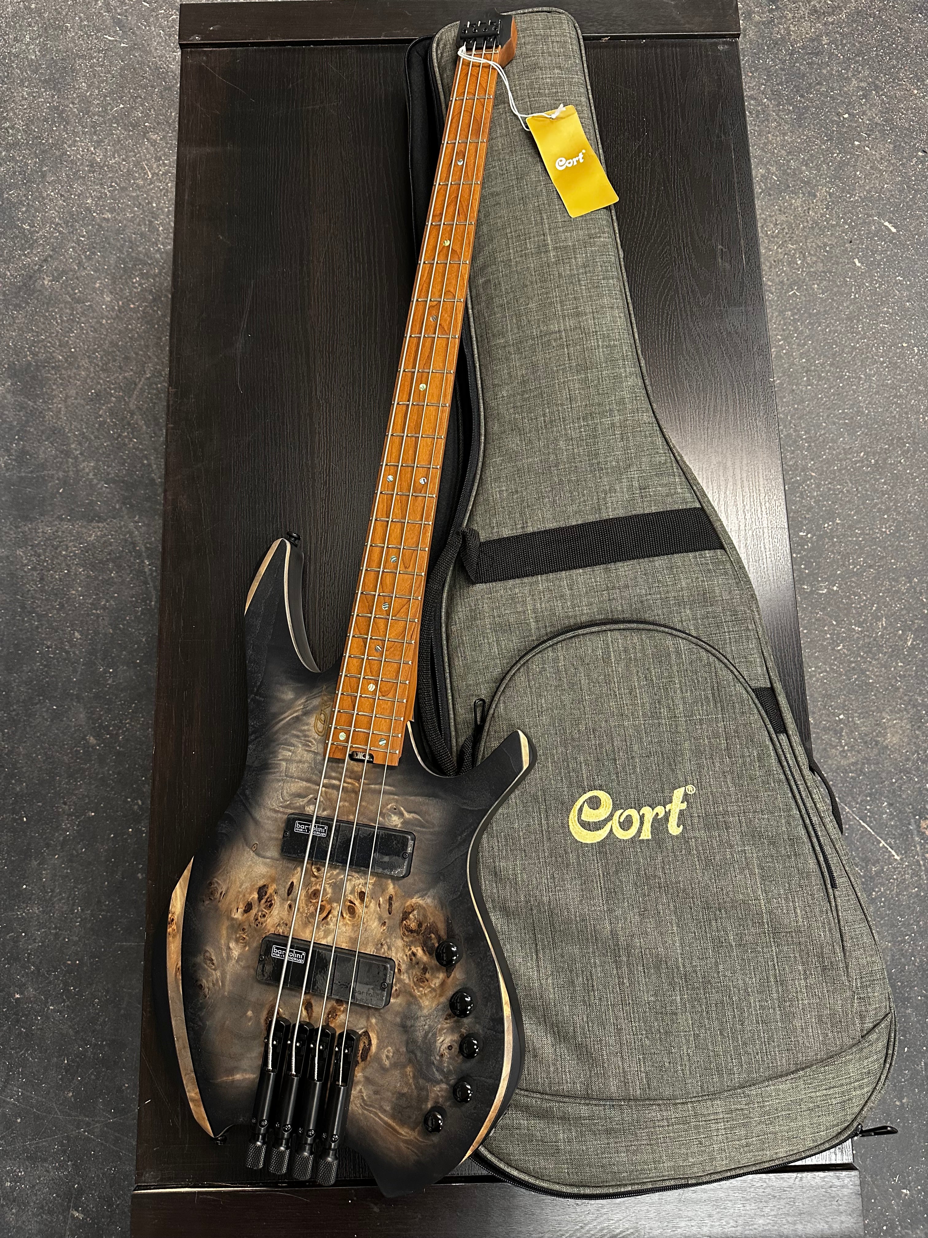 CORT Space 4 SDB w/Bag bass guitar