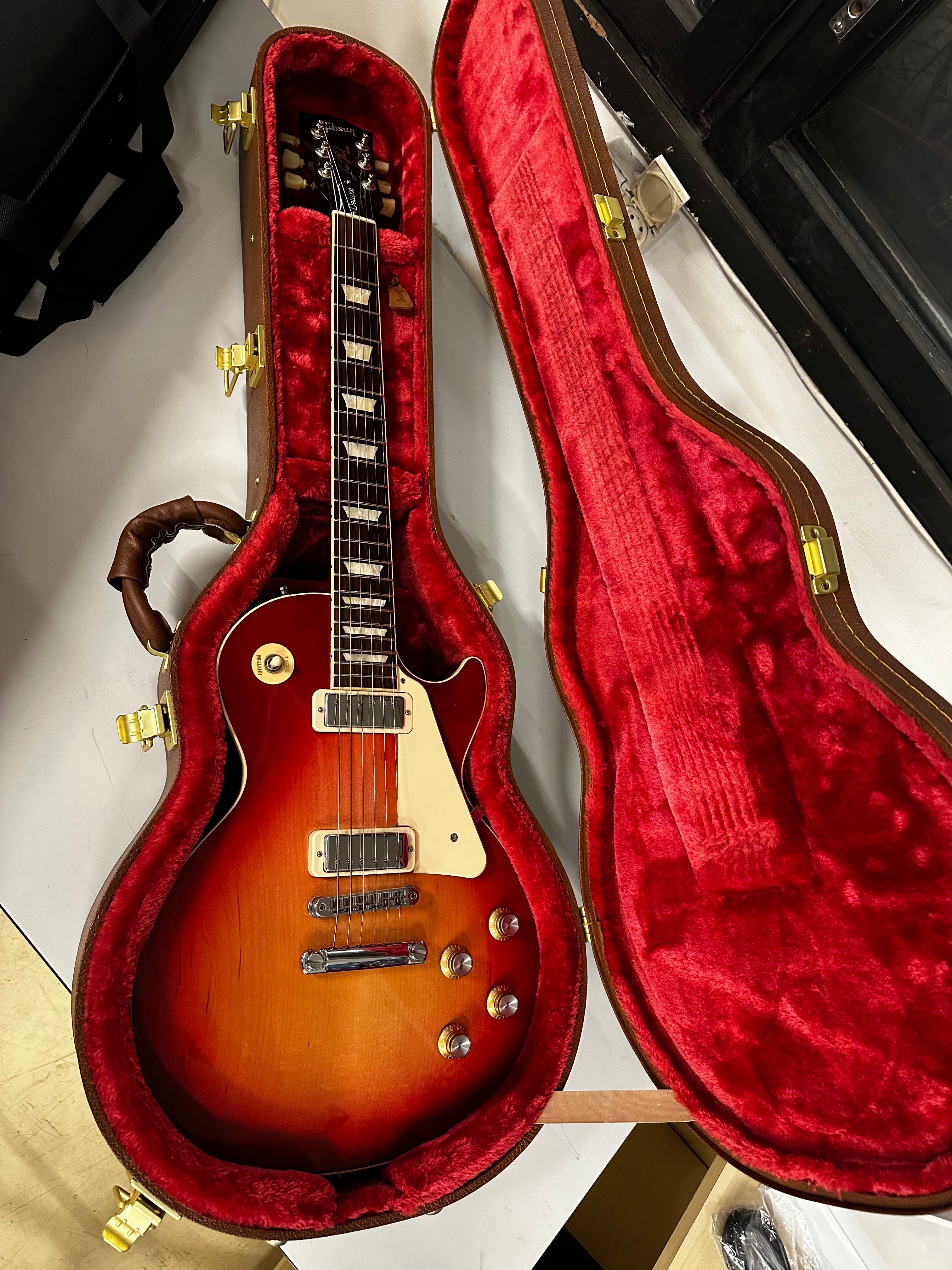 GIBSON Les Paul Deluxe 2022 electric guitar